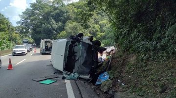 Van de transporte irregular tomba e deixa  20 pessoas feridas - Divulgação/Artesp