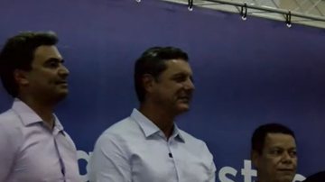 Maurício Neves, presidente estadual do Progressistas, ao lado do prefeito Rogério Santos - Reprodução TV Cultura Litoral