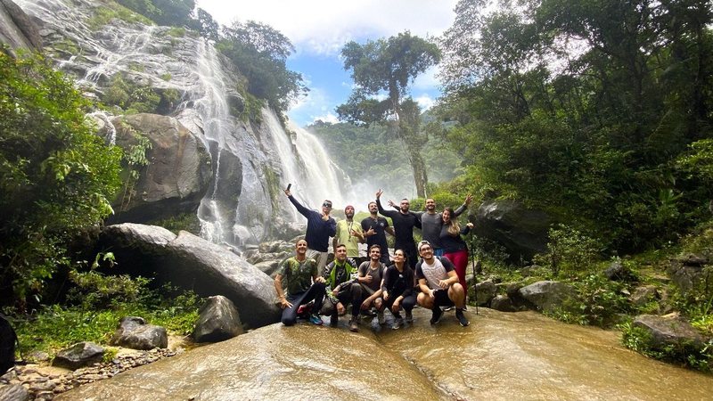 Grupo de São José dos Campos em visita à cachoeira,  entre mais procuradas do estado - Rebeca Freitas