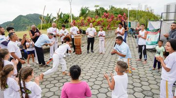 A capoeira, trazida pelos negros escravos, surgiu no Brasil colônia - Divulgação/Prefeitura de Guarujá