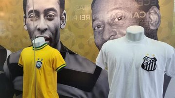 Camisas da Seleção Brasileira e do Santos FC foram as mais emblemáticas da carreira de Pelé - Divulgação/Prefeitura de Santos
