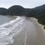 Praia do Arpoador tem cachoeira que deságua diretamente no mar em Peruíbe