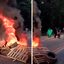 Moradores em protesto na rodovia Rio-Santos, com queima de madeiras e pneus