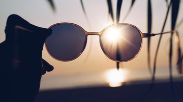 Vítima estava na ciclovia de Praia Grande quando foi pega de surpresa pelo indivíduo que retirou o objeto do seu rosto Óculos de sol Pessoa segurando óculos de sol em direção ao sol - Imagem Ilustrativa