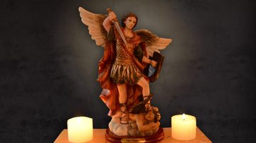 De acordo com a bíblia o Arcanjo Miguel é líder de exércitos celestiais de anjos São Miguel Arcanjo Imagem de São Miguel Arcanjo com duas velas aos lado - Reprodução/Canção Nova