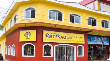 Casa do Artesão, em Itanhaém Itanhaém abre quase 100 vagas em cursos gratuitos de artesanato Casa de artesanato de tijolinhos vermelhos com piso superior amarelo - Imagem: Divulgação / Prefeitura de Itanhaém