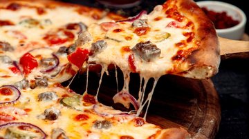 Quantas calorias tem em uma deliciosa fatia de pizza? fatia de pizza fatia de pizza de mussarela - KamranAydinov / Freepik