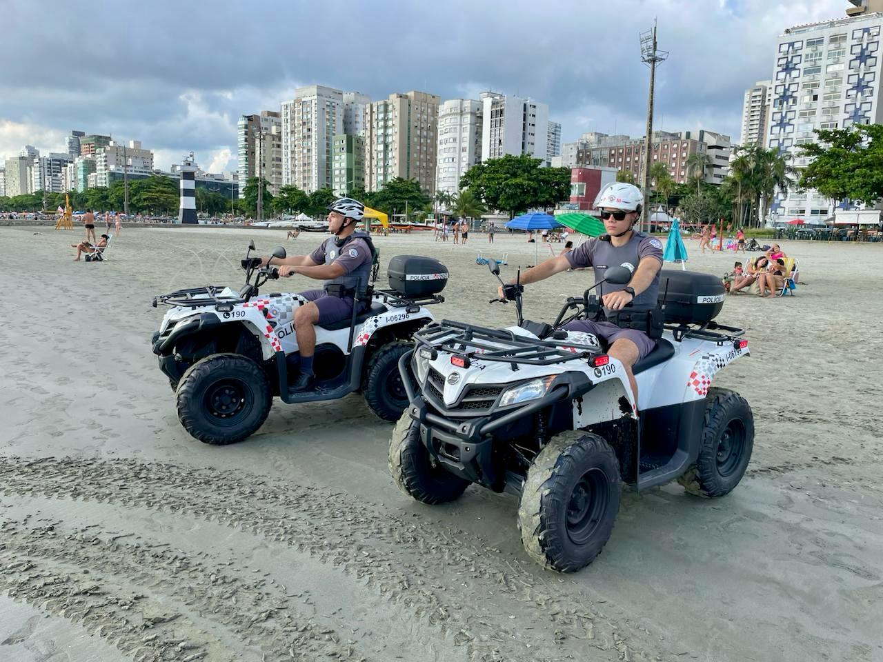 Policiais patrulham em quadriciclo praias do litoral de SP