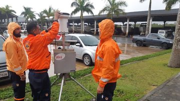 Técnicos da Defesa Civil manuseiam equipamento sinalizador - Divulgação/ prefeitura de Guarujá