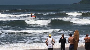 Surfista chegou a resgatar o rapaz, mas uma onda os derrubou - CN