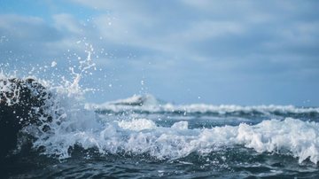 Segundo a Marinha, ondas devem alcançar até 2,5 metros - Canva