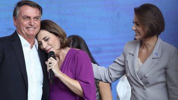Rosana Valle entre o ex-presidente Jair Bolsonaro e Michelle Bolsonaro, presidente nacional do PL Mulher - Foto: Carla Carniel/Reuters