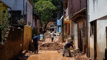 Rua e casas tomadas por lama na Vila Sahy como resultado das chuvas que atingiram o município em fevereiro - Adriano Vizoni/ Folhapress