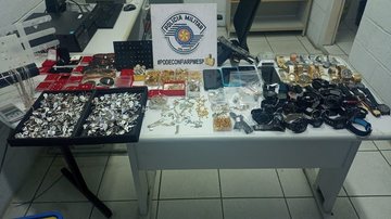 Joias foram encontradas em apartamento no bairro Jardim Raphael - Divulgação/ Secretaria de Segurança de Bertioga