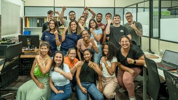 Equipe do Costa Norte, em Bertioga, exibe pulseiras amarelas da campanha - Felipe Magalhães