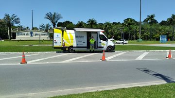 Equipe de Operações Especiais está realizando a sinalização em frente a Riviera de São Lourenço - DER-SP