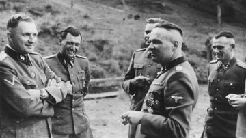 Mengele (segundo da esq.), foi apelidado de 'Anjo da Morte' pela frieza com que despachava prisioneiros para morte - Karl Hoecker/Museu do Holocausto