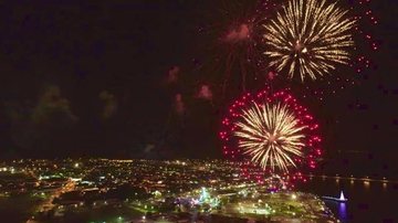 Nesse ano, a cidade inova com shows piromusicais, que combinam fogos de artifício com música sincronizada - Divulgação/Prefeitura de São Sebastião