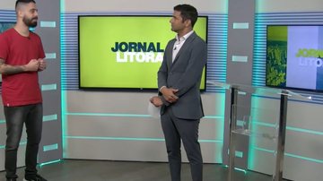 Edu Jardim e Thiago Dantas conversam no estúdio da TV Cultura Litoral - Reprodução TV Cultura