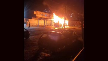 Ônibus foi incendiado por volta das 22h20; não há informação sobre feridos - Reprodução/ Felipe Augusto