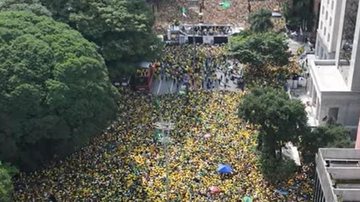 Manifestantes aglomerados na região da Paulista - UOL