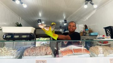 Luiz Alves Santos, conhecido como Lula, é funcionário do box 12 do mercado de peixes, e vê melhora no movimento nesta Semana Santa - Rebeca Freitas