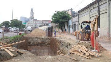 Espaço da fonte interativa já foi escavado - Raimundo Rosa/Prefeitura de Santos