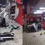 Carro com a frente destruída após invadir uma pizzaria em Mongaguá durante a noite