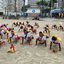 Candidatos a guarda-vidas em treinamento na faixa de areia da praia