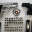 Duas pistolas de calibre 9 milímetros e 51 munições intactas, apreendidas pela PM