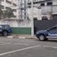 A imagem mostra duas viaturas da Guarda Civil Municipal (GCM) de Santos, incluindo uma unidade da ROMU (Rondas Ostensivas Municipais), estacionadas