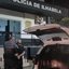 A imagem mostra a Delegacia de Polícia de Ilhabela, no litoral do estado de São Paulo, durante uma ocorrência policial com agentes fardados e uma viatura