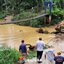 Imagem mostra o local da ponte do Rio Escuro destruída pelas fortes chuvas no bairro Folha Seca, em Ubatuba
