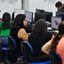 jovens fazendo aula em laboratório de informática