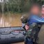 Imagem mostra agente dos Comandos e Operações Especiais (COE) da Polícia Militar com uma criança no colo