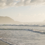 Praia com nevoeiro e sol