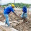 Dois pedreiros trabalhando na obra do futuro hospital veterinário
