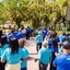 Pessoas reunidas vestidas de azul claro e azul escuro