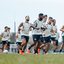 Imagem de diversos jogadores do Santos treinando em um campo