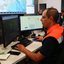 Agente da Defesa Civil monitora mapas e sistemas de informação