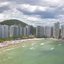 A imagem mostra a Praia de Pitangueiras, localizada no município de Guarujá, no litoral de São Paulo