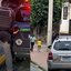 Imagem mostra o suspeito detido por policiais militares