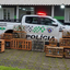 A imagem mostra uma apreensão de aves silvestres em cativeiro irregular realizada por uma equipe da Polícia Militar Ambiental de São Paulo