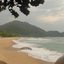 Praia Vermelha do Centro, com faixa de areia, mar e montanhas cobertas pela Mata Atlântica