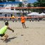 Jovens disputam uma partida de vôlei de praia em quadra montada na areia