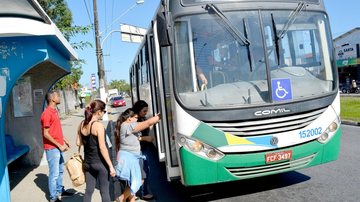 Após acordo entre os trabalhadores e a empresa, os 160 funcionários suspenderam a paralisação e aguardarão trabalhando o pagamento - foto: Gazeta Regional / Laerton Santos