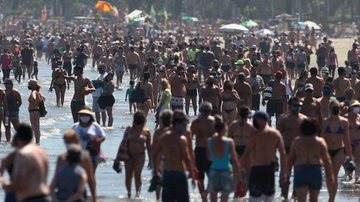 Região registrou incontáveis aglomerações nas praias durante a pandemia Aglomeração na praia de Santos - Reprodução/Internet