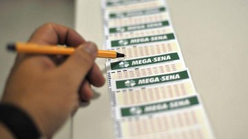 Ninguém acerta a Mega-Sena e prêmio acumulado vai para R$ 60 milhões - © Marcello Casal jr/Agência Brasil