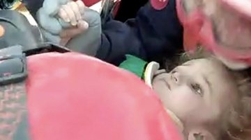 Menina de 3 anos é resgatada com vida após 91 horas embaixo de escombros | VÍDEO - Reprodução