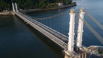Ponte será interditada para carros nos dois sentidos São Vicente x Praia Grande: tráfego na Ponte Pênsil será interditado a partir de terça (1º) Ponte em meio à natureza - Imagem: Divulgação